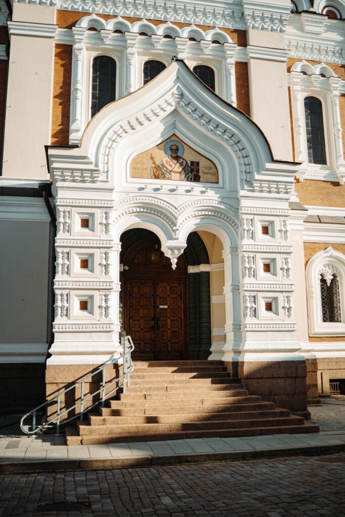 Vchod do chrámu svätého Alexandra Nevského v Tallinne v Estónsku