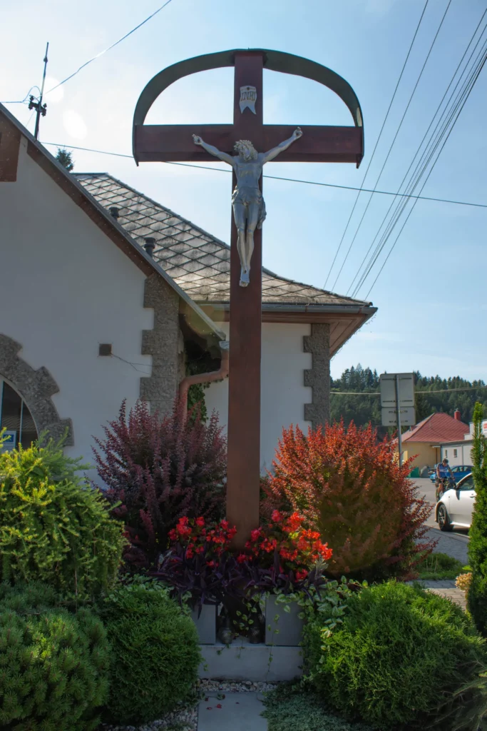 Kríž v Lietavskej Lúčke pred obecným úradom