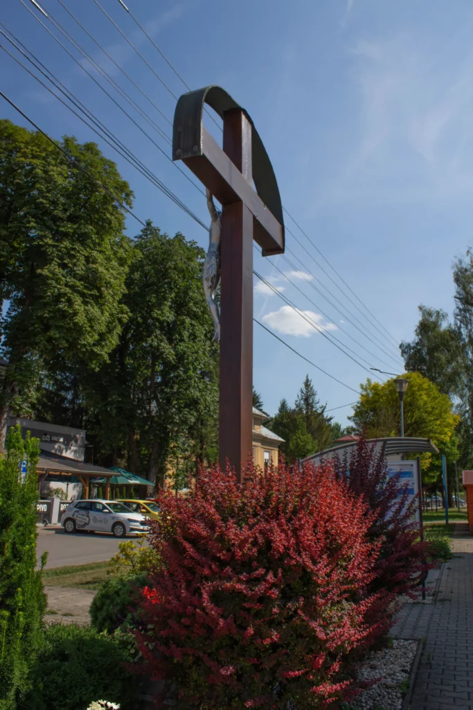 Kríž v Lietavskej Lúčke pred obecným úradom