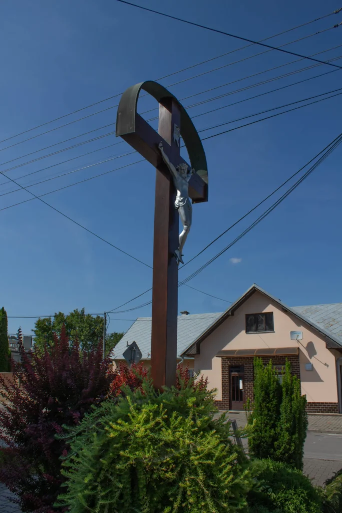 Kríž v Lietavskej Lúčke pred obecným úradom