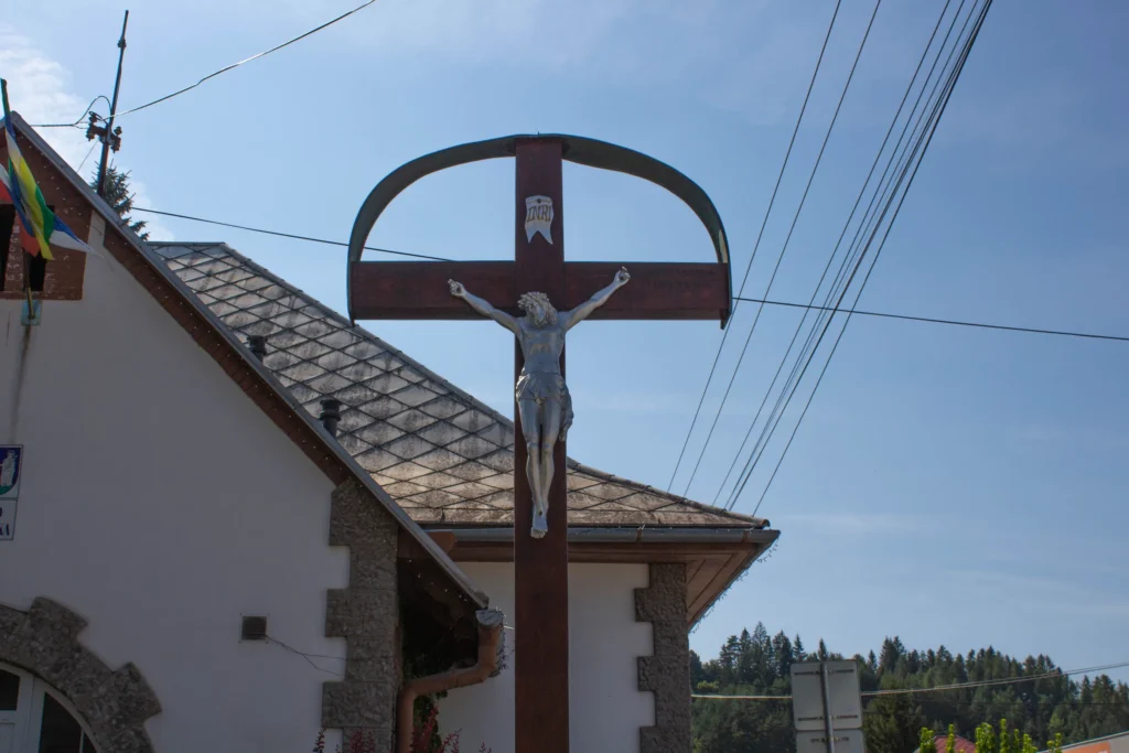 Kríž v Lietavskej Lúčke pred obecným úradom