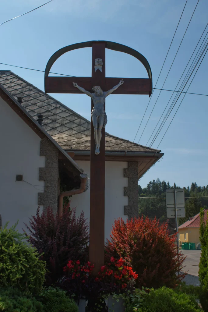 Kríž v Lietavskej Lúčke pred obecným úradom