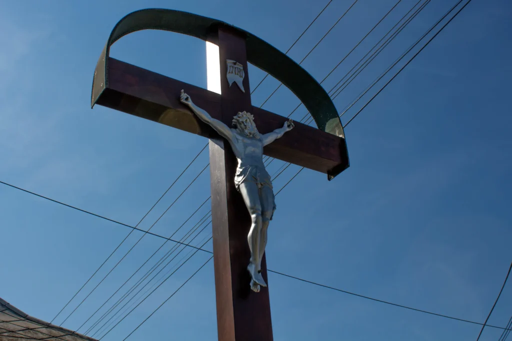 Kríž v Lietavskej Lúčke pred obecným úradom