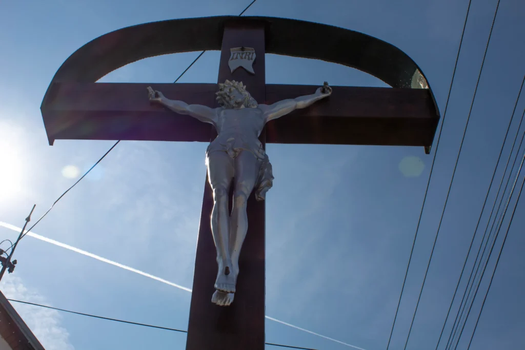 Kríž v Lietavskej Lúčke pred obecným úradom