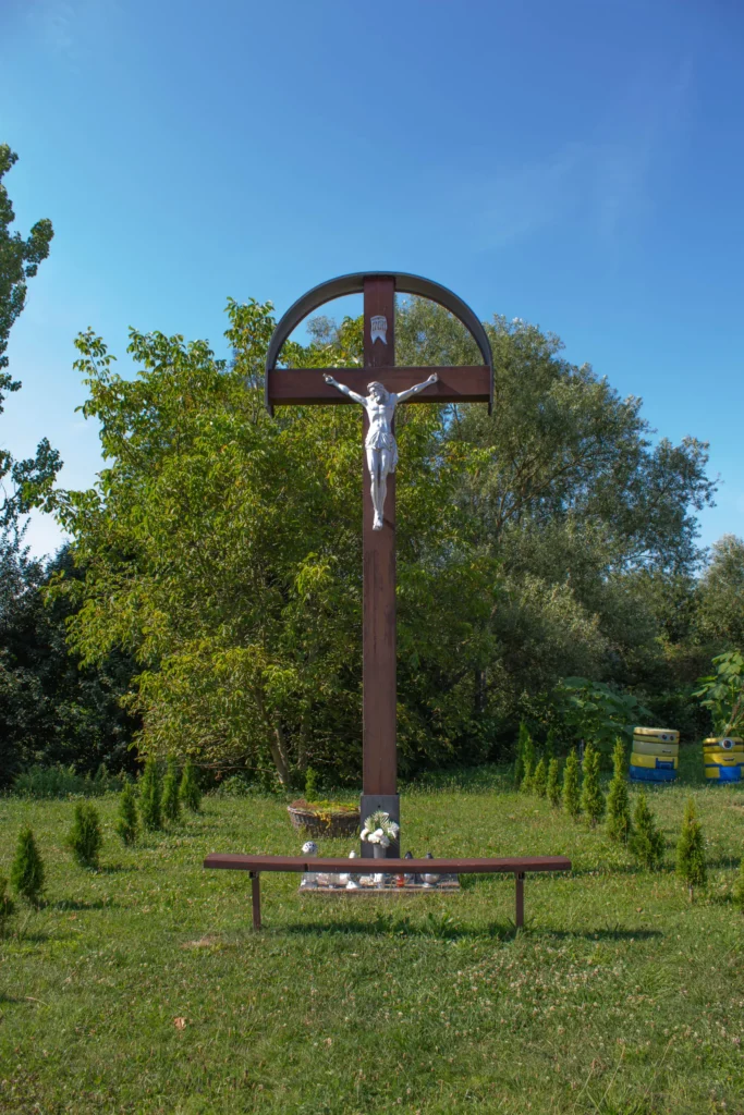 Kríž pri detskom ihrisku v Ilovom