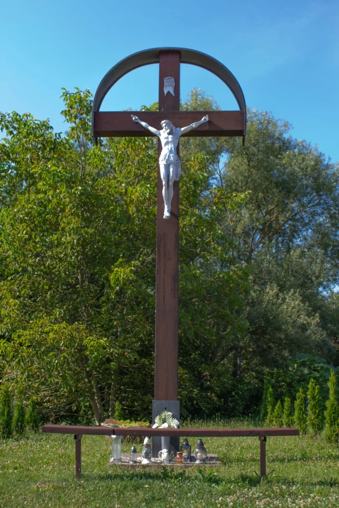 Kríž pri detskom ihrisku v Ilovom