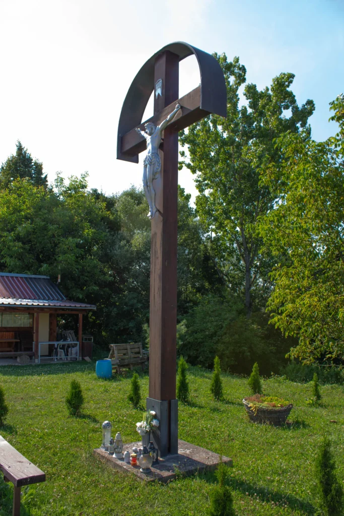 Kríž pri detskom ihrisku v Ilovom