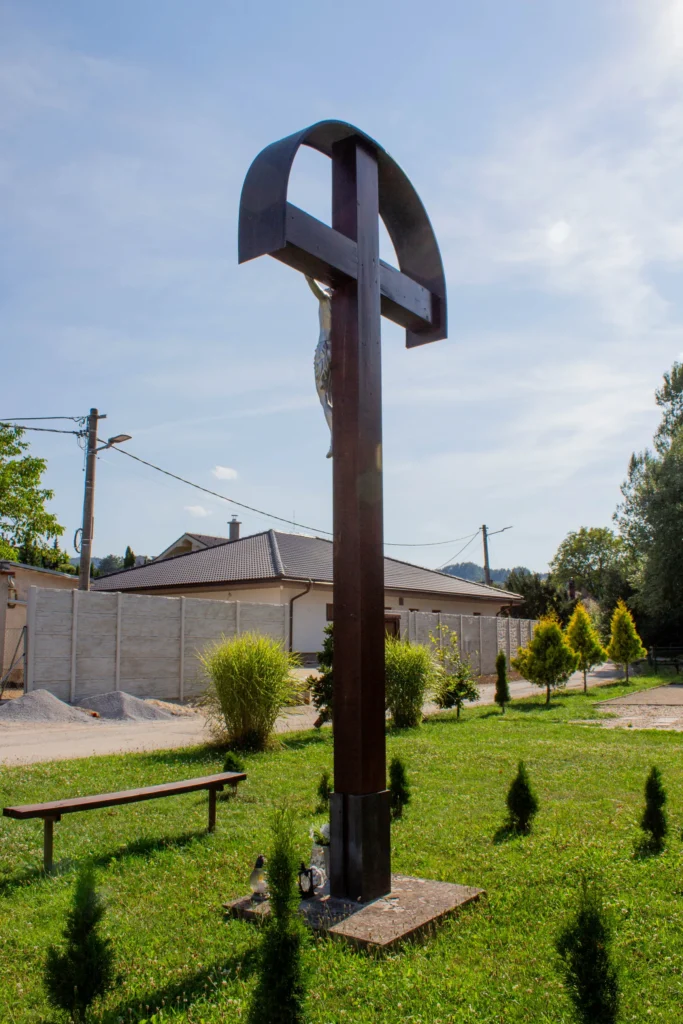 Kríž pri detskom ihrisku v Ilovom