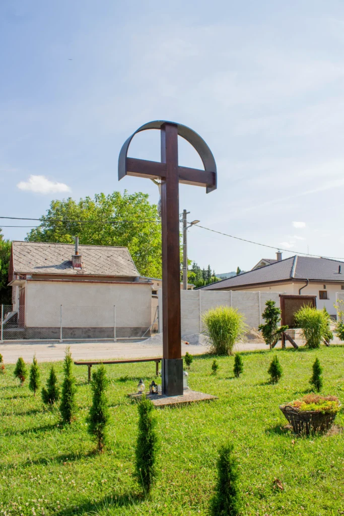 Kríž pri detskom ihrisku v Ilovom