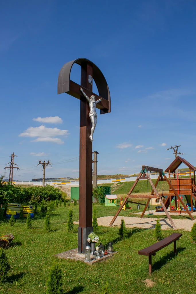 Kríž pri detskom ihrisku v Ilovom