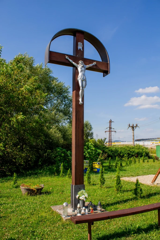Kríž pri detskom ihrisku v Ilovom