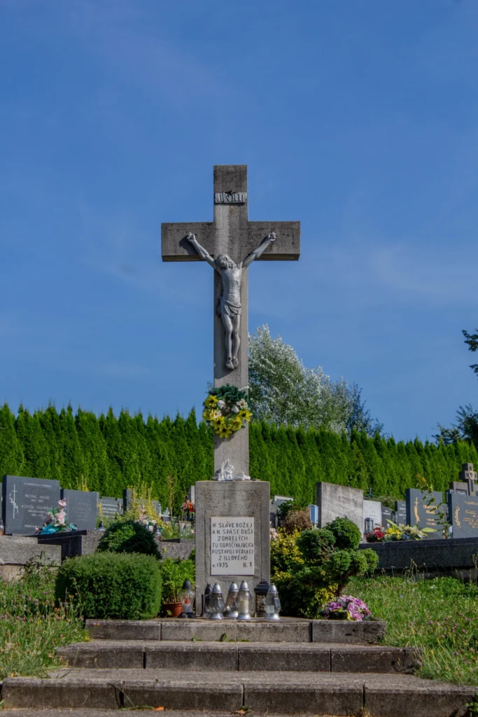 Kríž na cintoríne v Ilovom