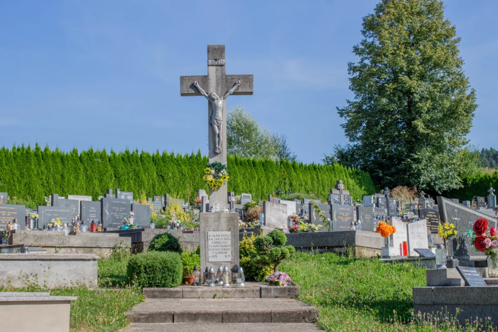 Kríž na cintoríne v Ilovom