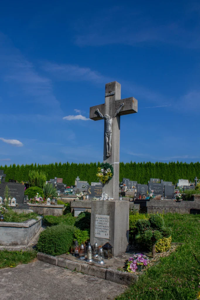 Kríž na cintoríne v Ilovom