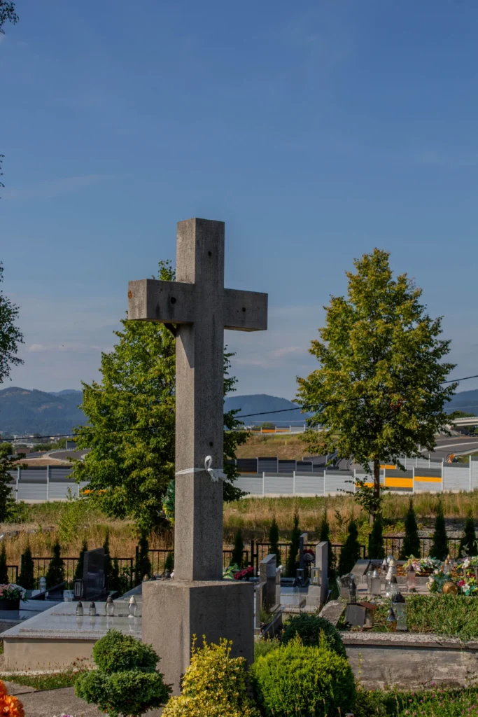 Kríž na cintoríne v Ilovom