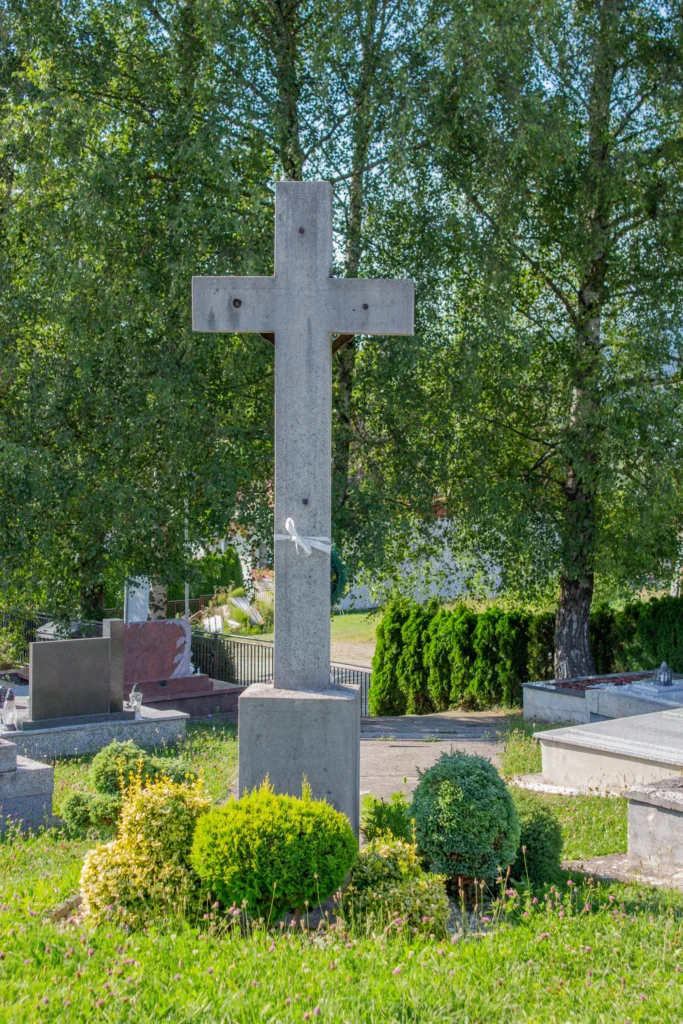 Kríž na cintoríne v Ilovom