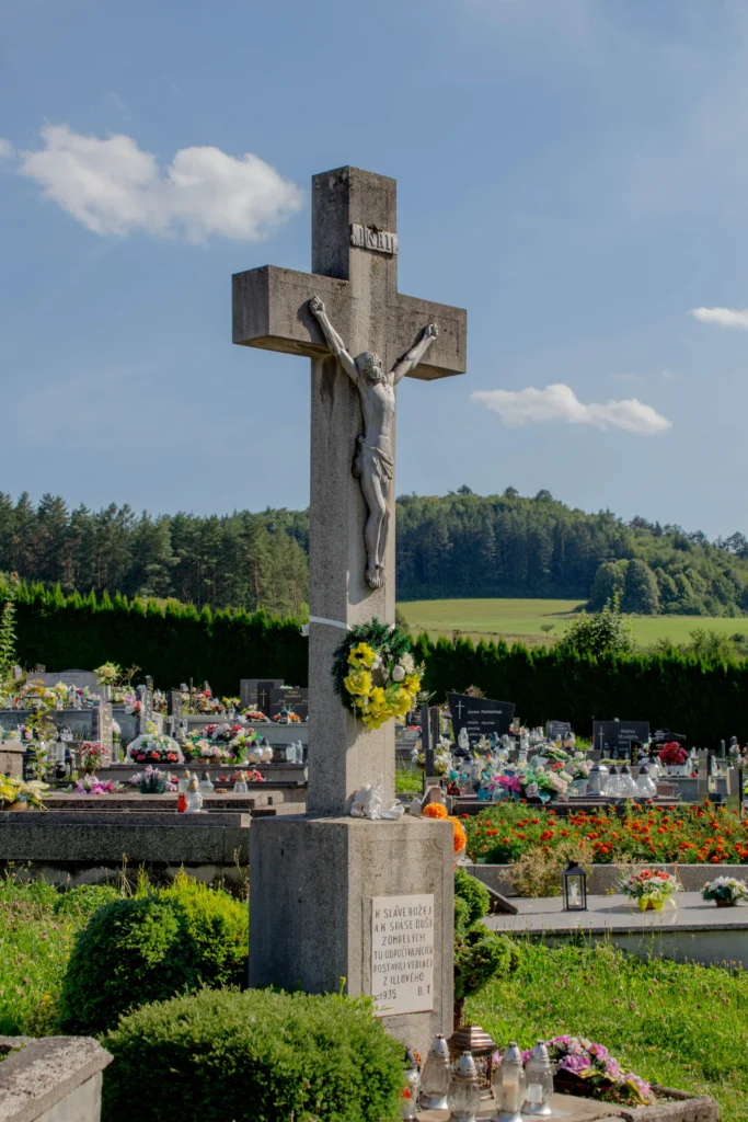 Kríž na cintoríne v Ilovom