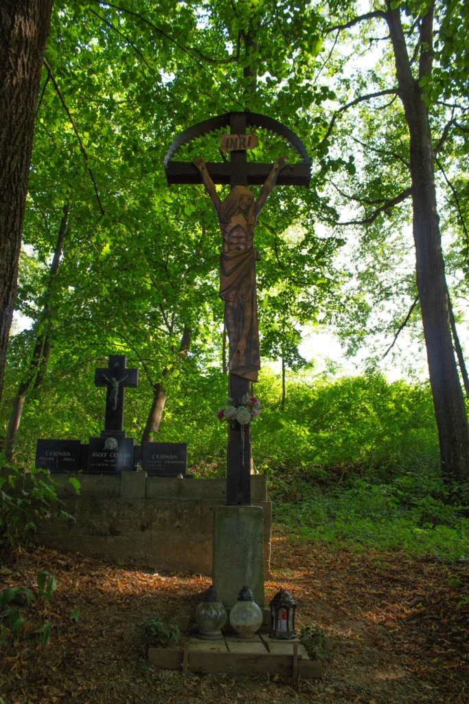 Kríž na starom cintoríne v Ilovom