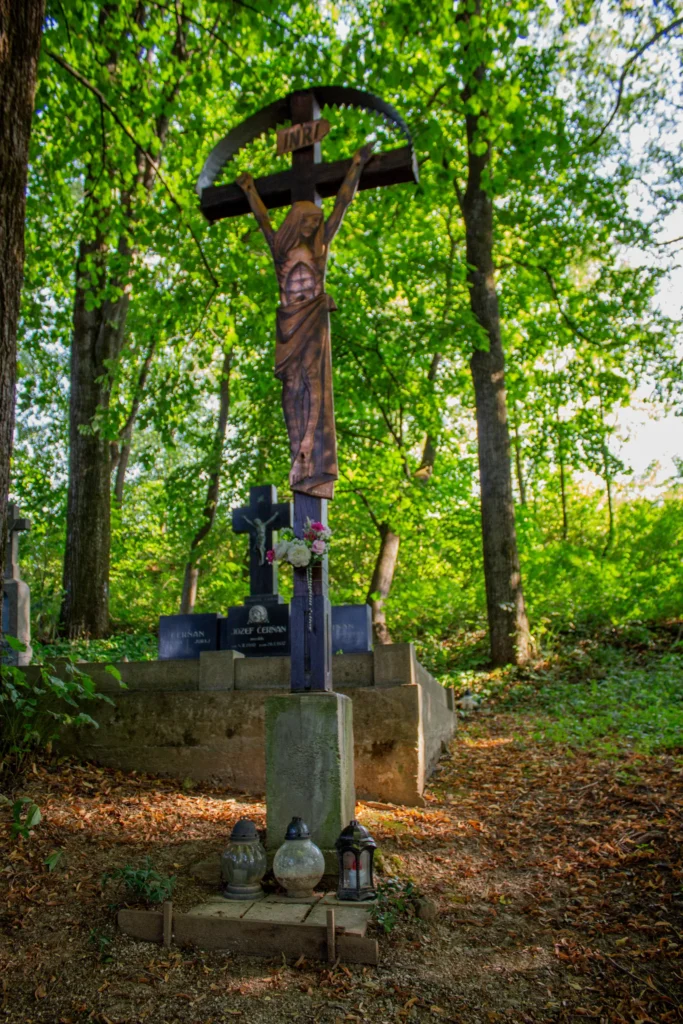 Kríž na starom cintoríne v Ilovom