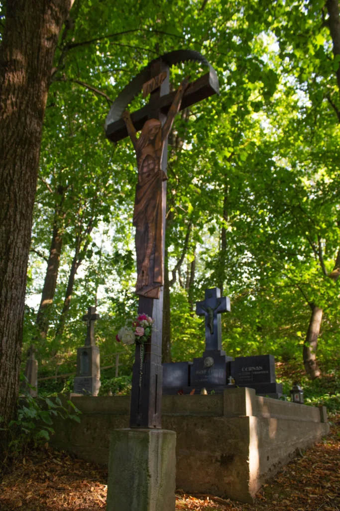 Kríž na starom cintoríne v Ilovom