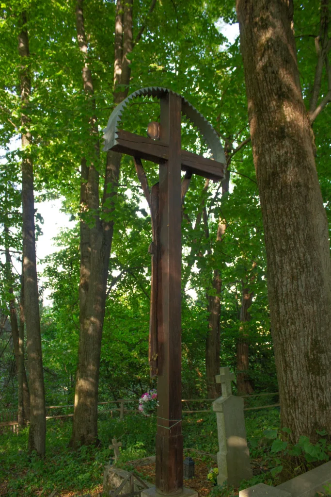 Kríž na starom cintoríne v Ilovom