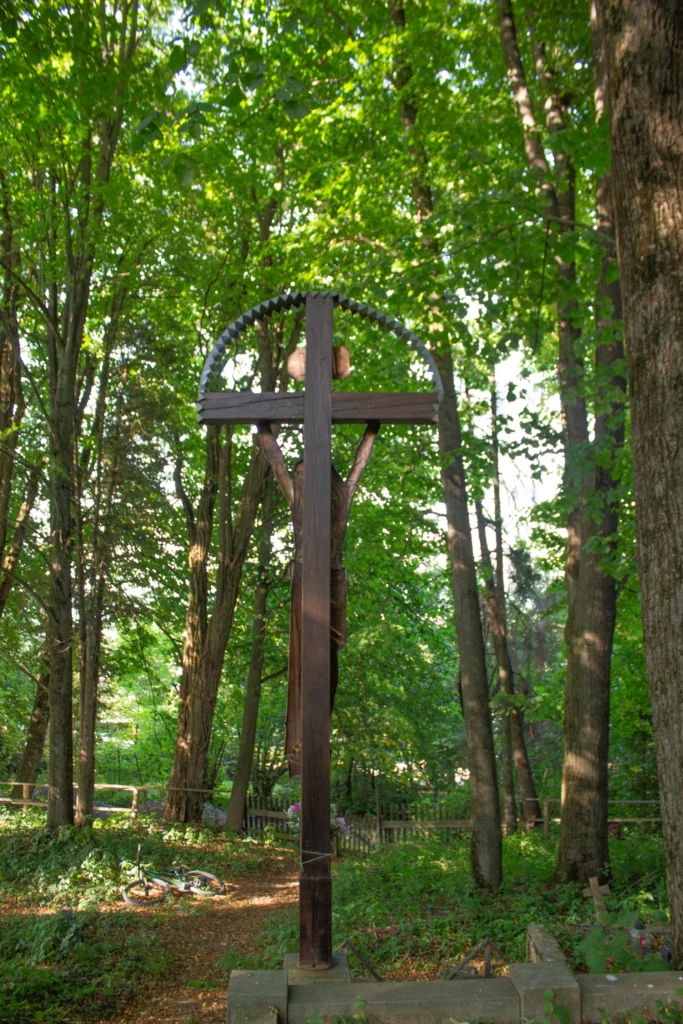 Kríž na starom cintoríne v Ilovom