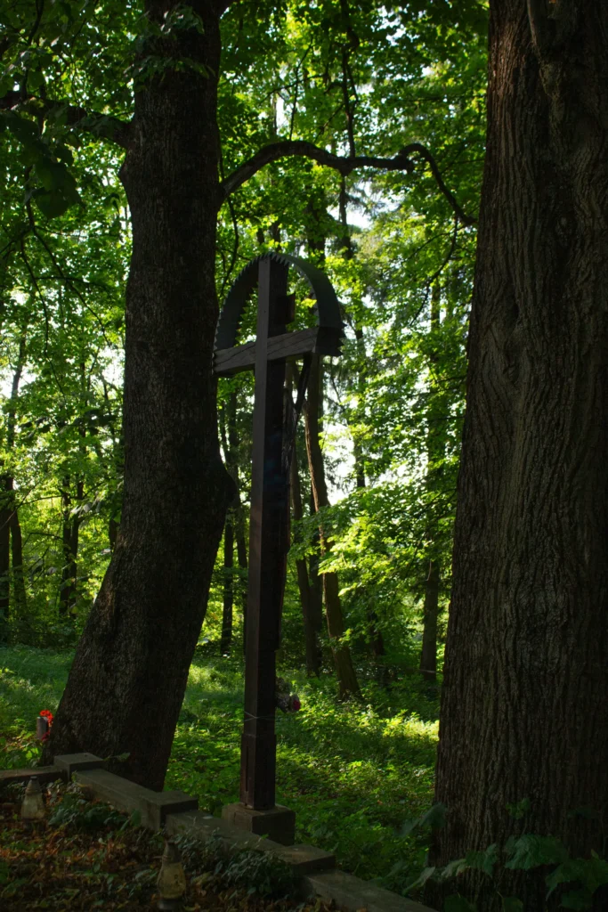 Kríž na starom cintoríne v Ilovom