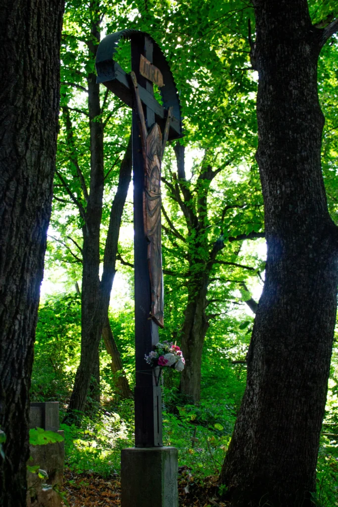 Kríž na starom cintoríne v Ilovom