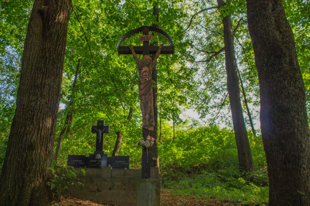 Kríž na starom cintoríne v Ilovom