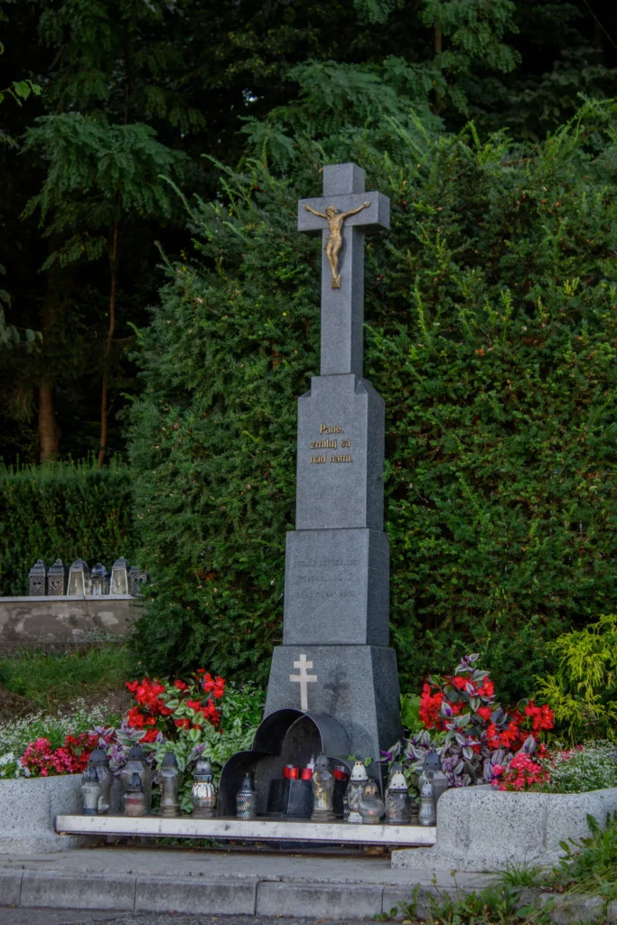 Kríž na cintoríne v Lietavskej Lúčke