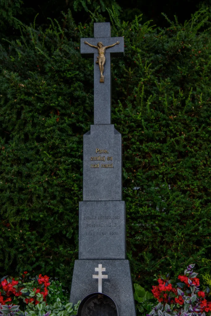 Kríž na cintoríne v Lietavskej Lúčke