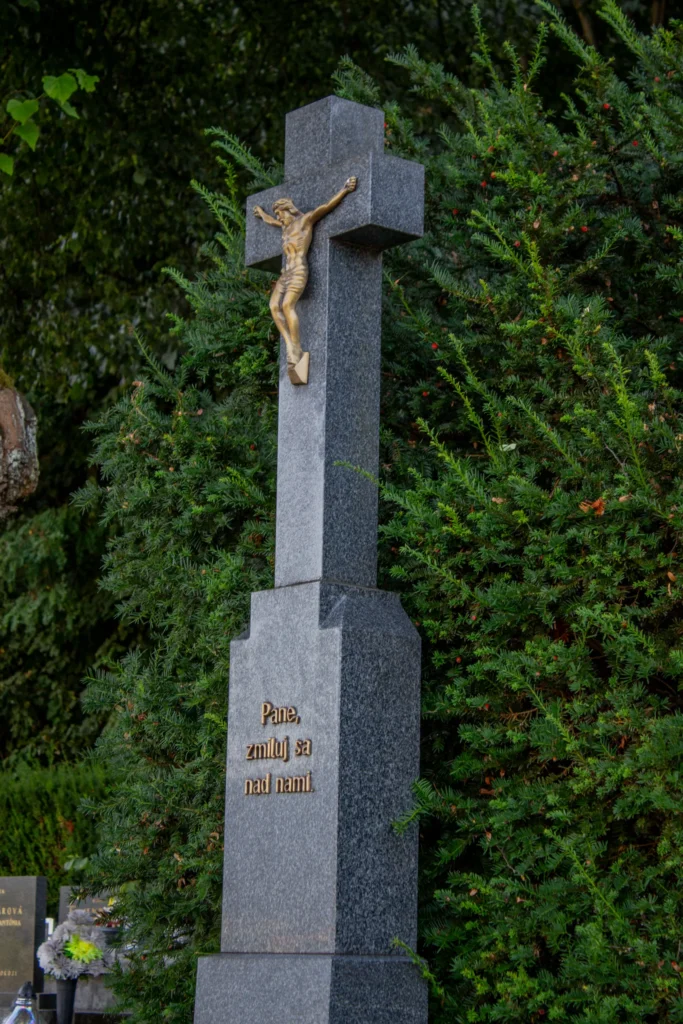 Kríž na cintoríne v Lietavskej Lúčke