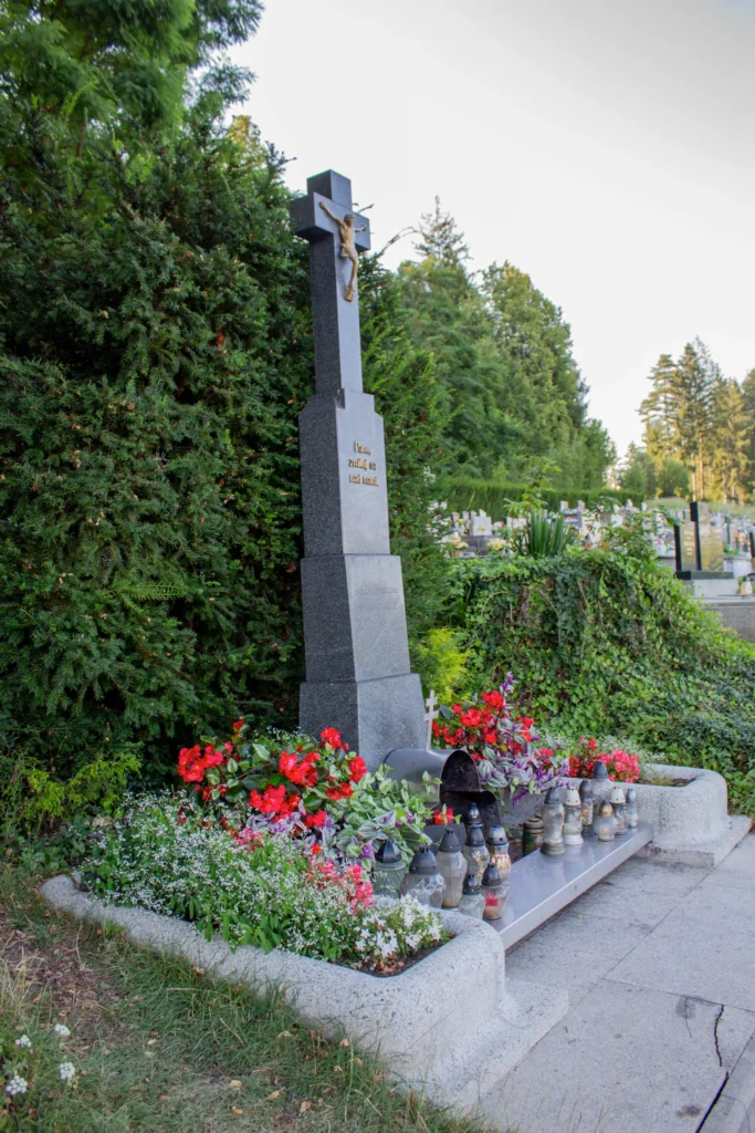 Kríž na cintoríne v Lietavskej Lúčke