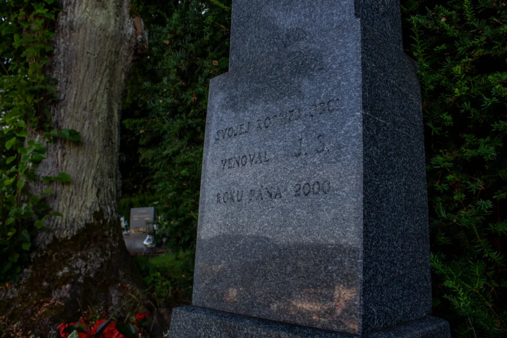 Kríž na cintoríne v Lietavskej Lúčke