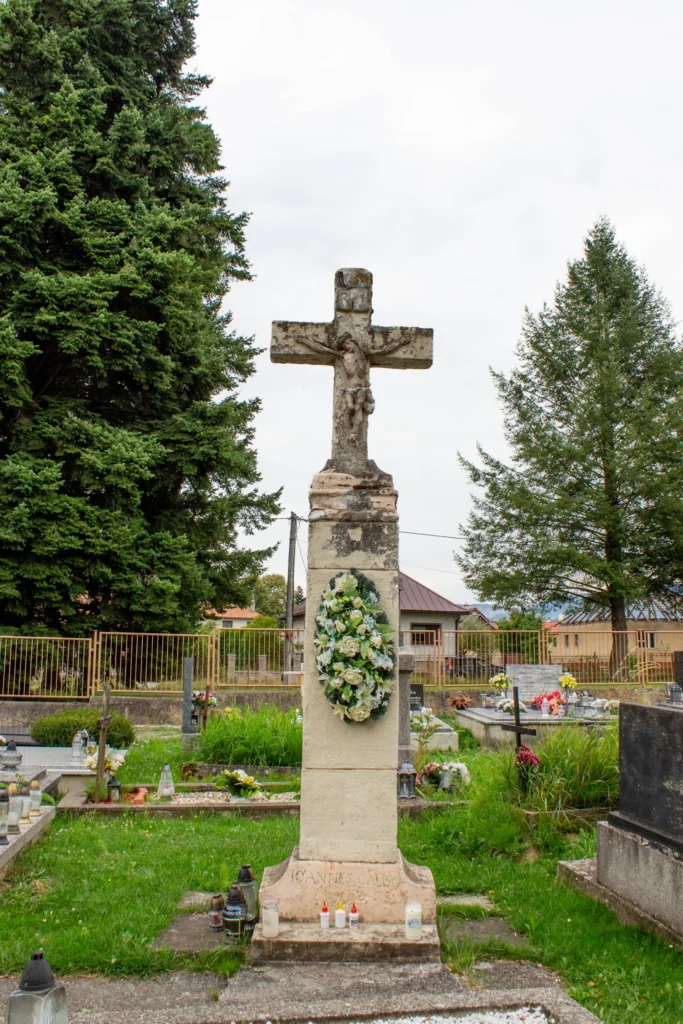 Kríž na evanjelickom cintoríne v Bytčici