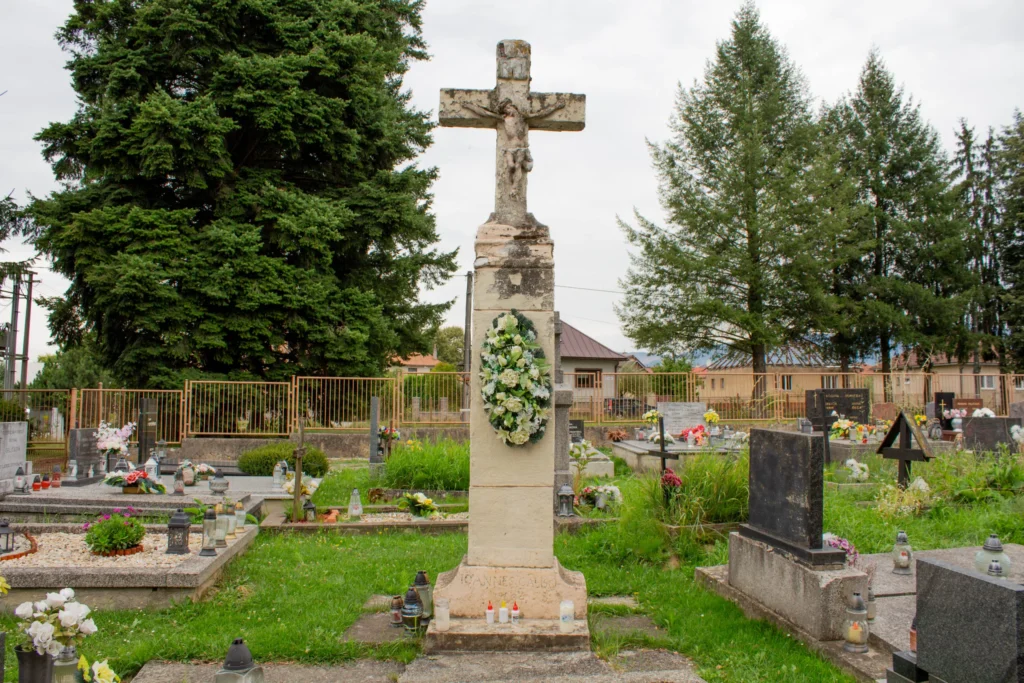 Kríž na evanjelickom cintoríne v Bytčici