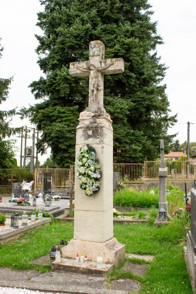 Kríž na evanjelickom cintoríne v Bytčici