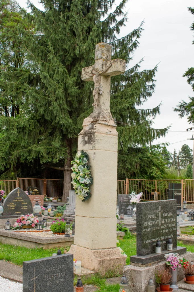 Kríž na evanjelickom cintoríne v Bytčici