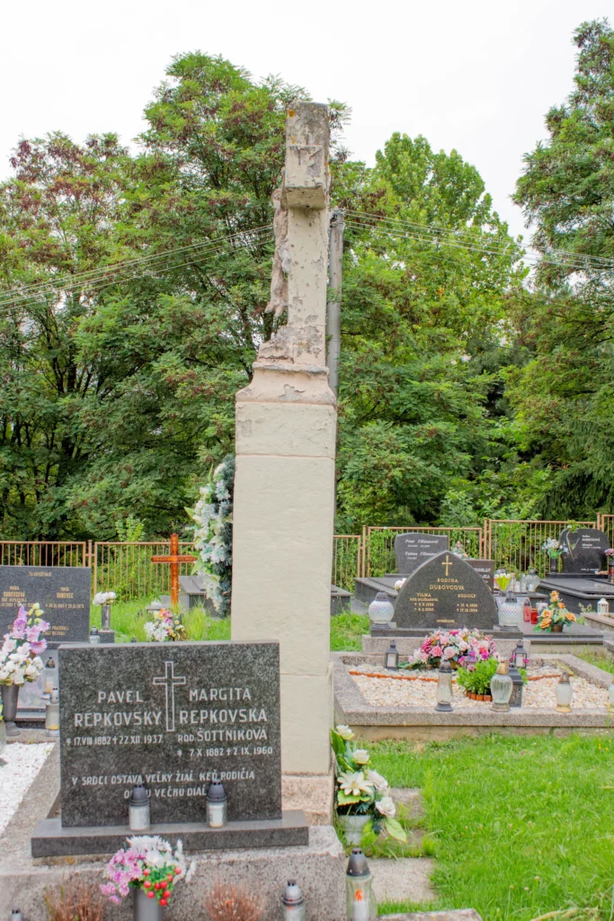 Kríž na evanjelickom cintoríne v Bytčici