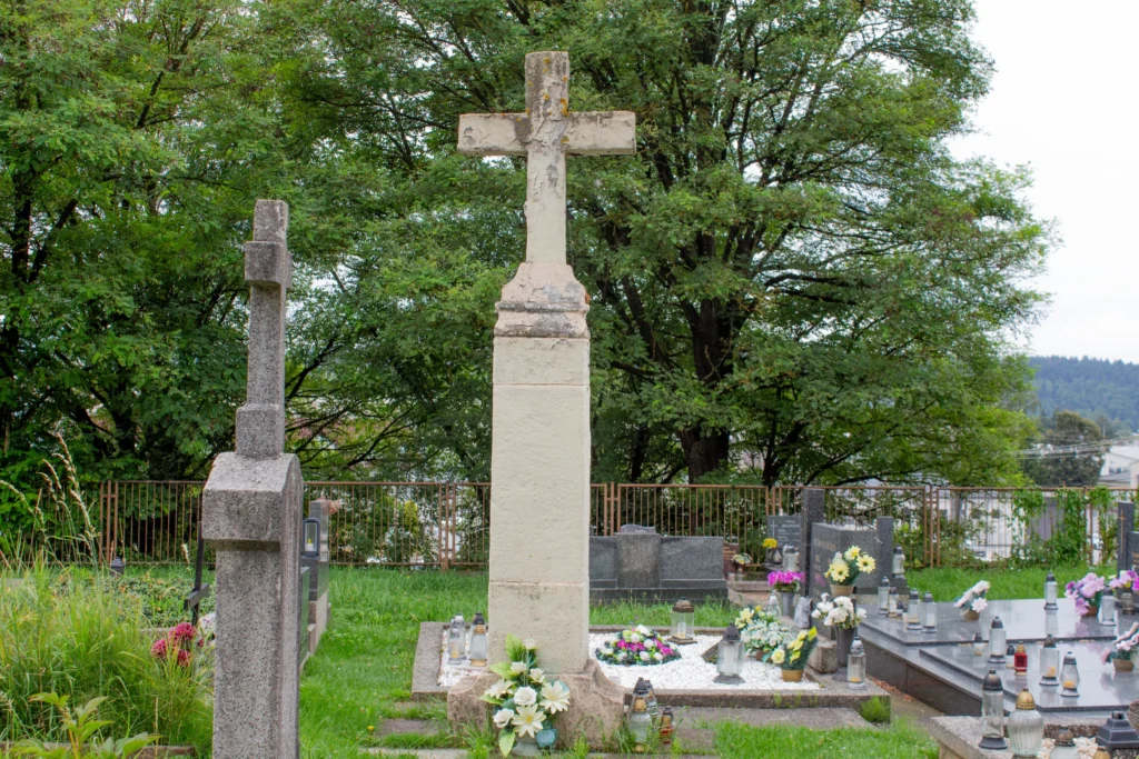 Kríž na evanjelickom cintoríne v Bytčici