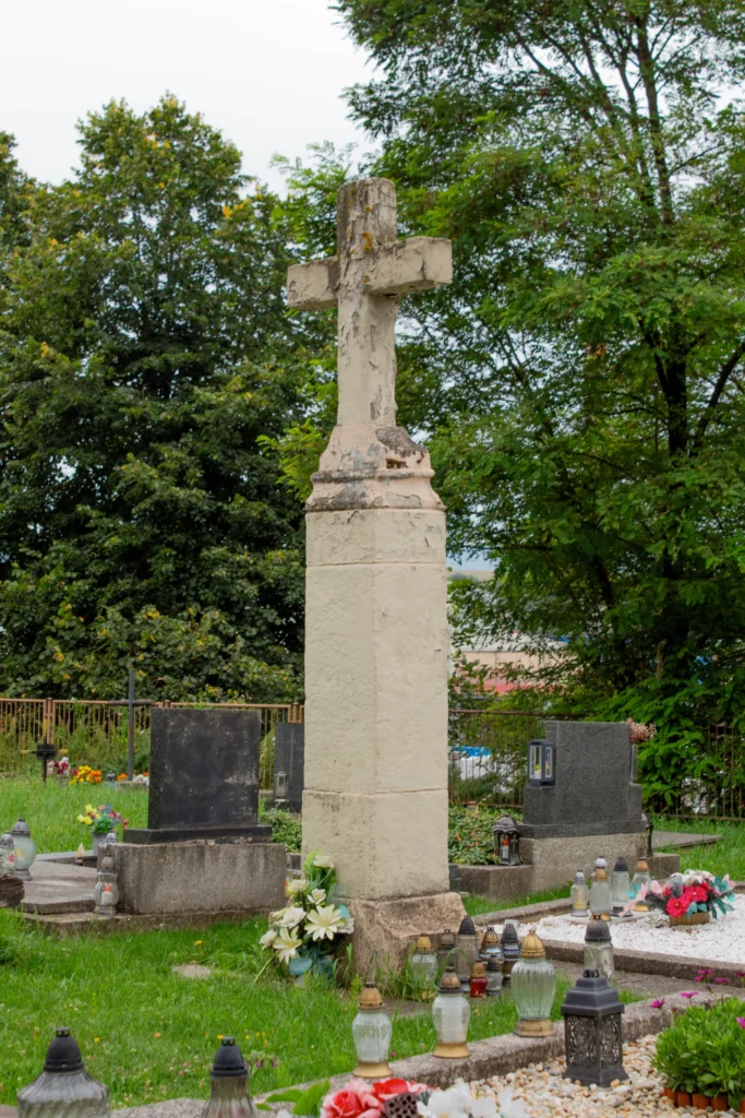 Kríž na evanjelickom cintoríne v Bytčici