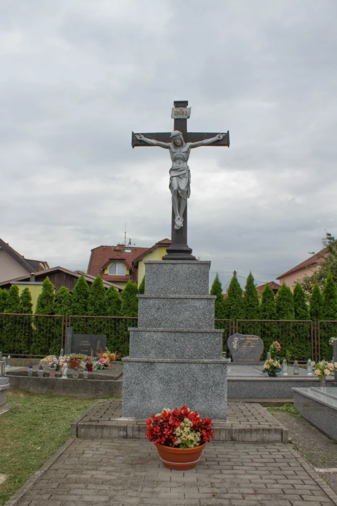 Kríž na katolíckom cintoríne v Bytčici