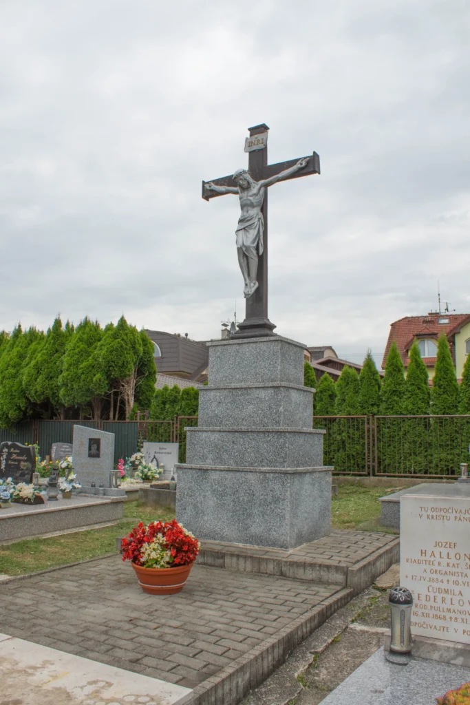 Kríž na katolíckom cintoríne v Bytčici