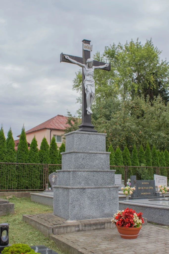 Kríž na katolíckom cintoríne v Bytčici