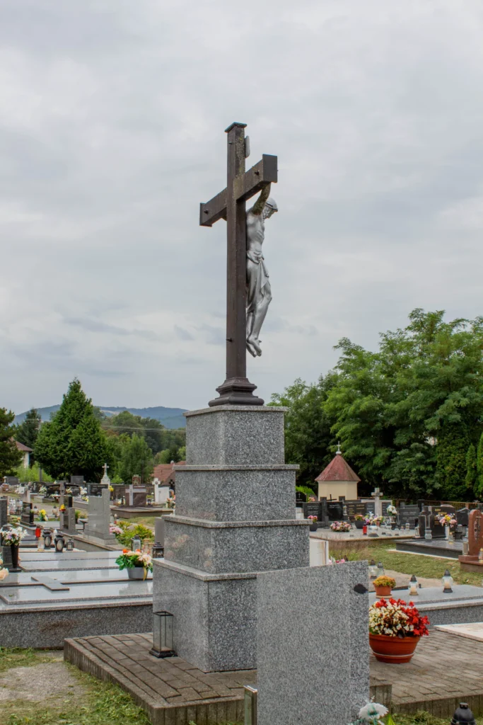 Kríž na katolíckom cintoríne v Bytčici