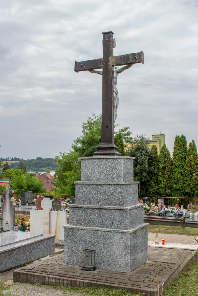 Kríž na katolíckom cintoríne v Bytčici