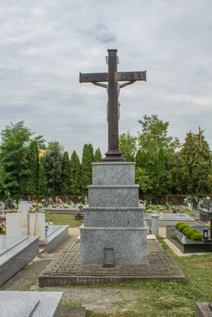 Kríž na katolíckom cintoríne v Bytčici