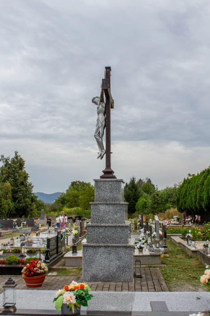 Kríž na katolíckom cintoríne v Bytčici