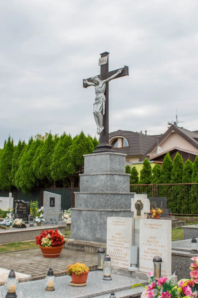 Kríž na katolíckom cintoríne v Bytčici