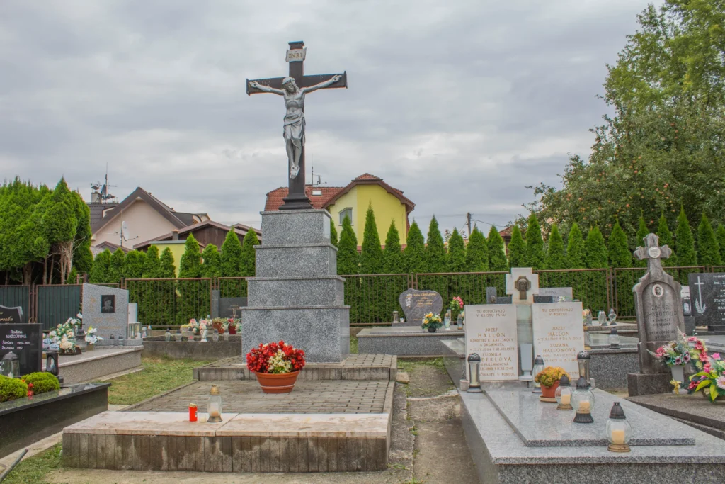 Kríž na katolíckom cintoríne v Bytčici